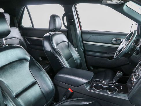 Used 2019 Ford Explorer XLT w/ Equipment Group 202A FWD image 27