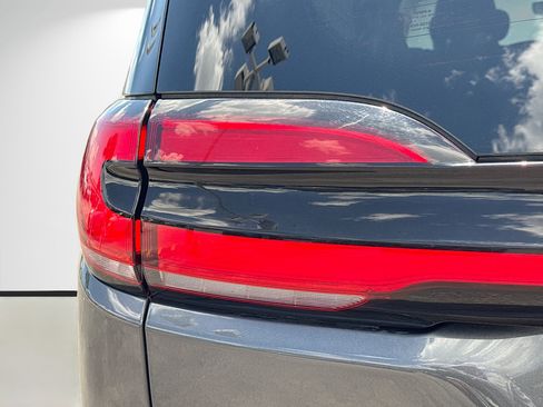 Used 2023 Chrysler Pacifica Touring-L FWD image 10