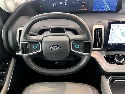 Used 2025 Ford Expedition Active AWD/4WD image 5