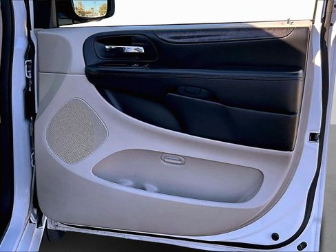 Used 2018 Dodge Grand Caravan SE w/ UConnect Hands-Free Group image 17