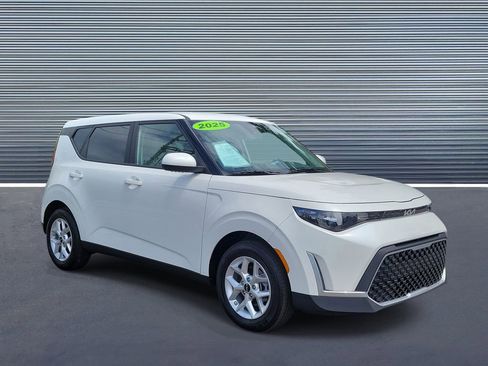 Used 2025 Kia Soul LX w/ LX Technology Package FWD image 2