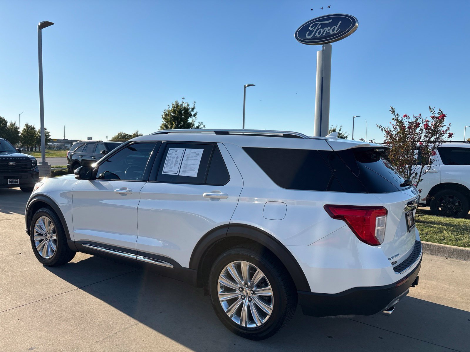 Used 2021 Ford Explorer Limited w/ Equipment Group 301A RWD image 3