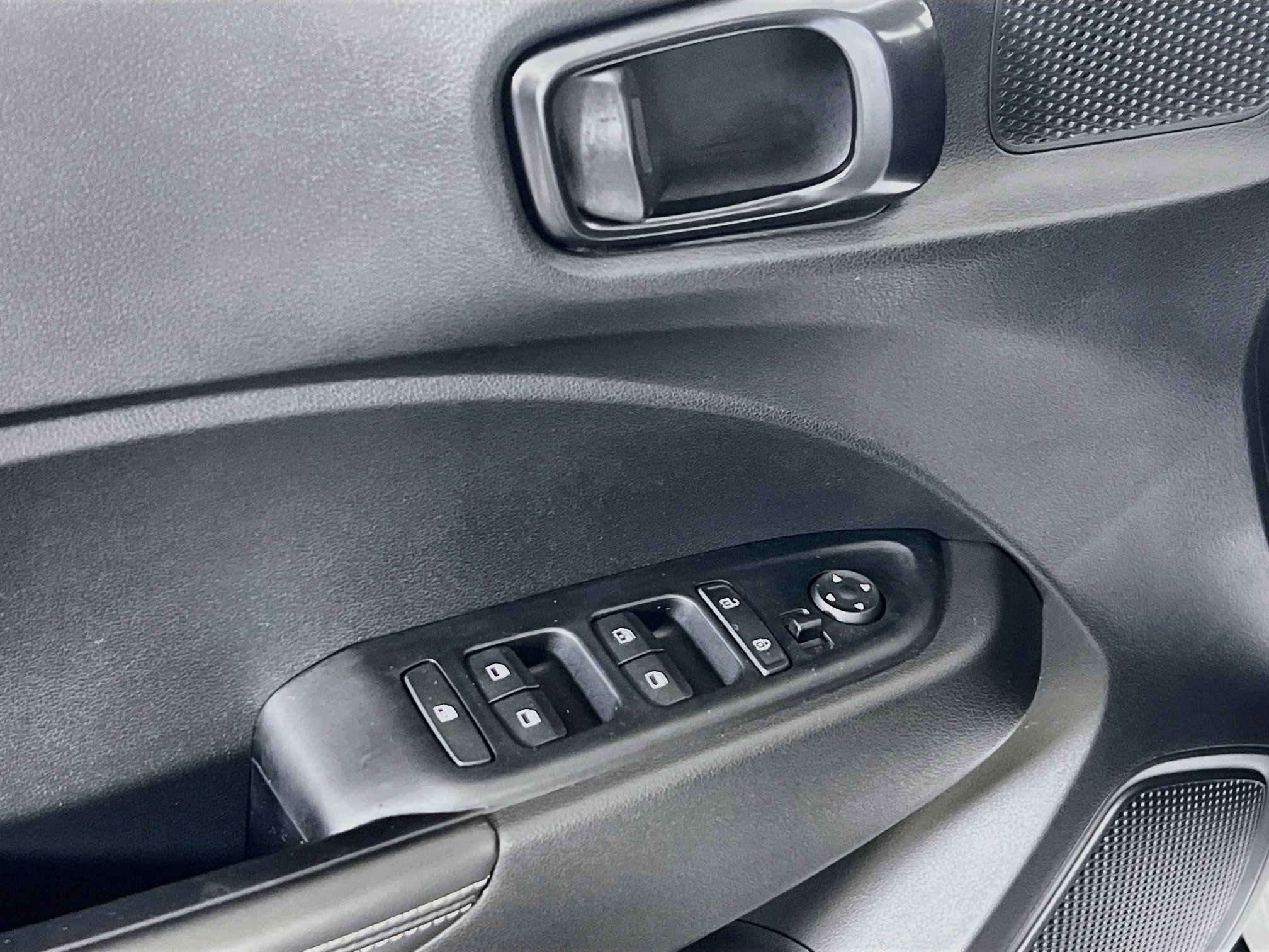 Used 2023 Hyundai Venue Limited FWD image 17