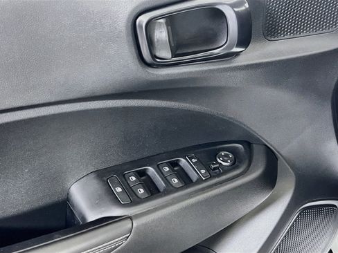 Used 2023 Hyundai Venue Limited FWD image 17