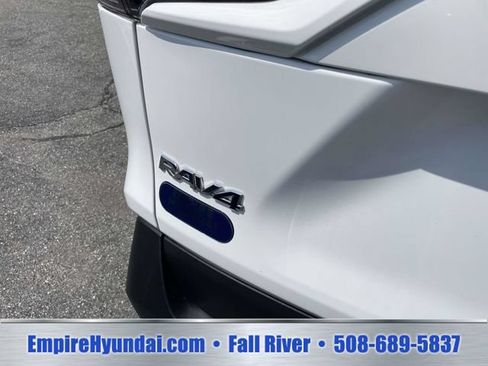 Used 2022 Toyota RAV4 LE AWD/4WD image 6