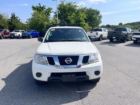 Used 2018 Nissan Frontier SV AWD/4WD image 2