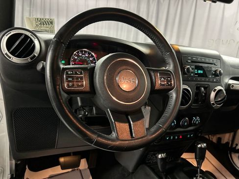 Used 2018 Jeep Wrangler Unlimited Sahara w/ Connectivity Group image 15