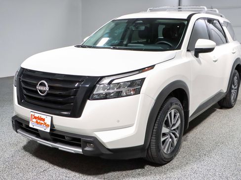 Used 2023 Nissan Pathfinder SL w/ Lighting Package (N92) FWD image 33