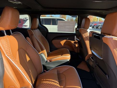 New 2026 Chrysler Pacifica Pinnacle FWD image 15