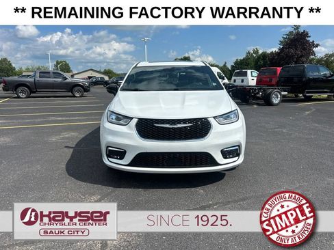 Used 2026 Chrysler Pacifica Limited FWD image 3