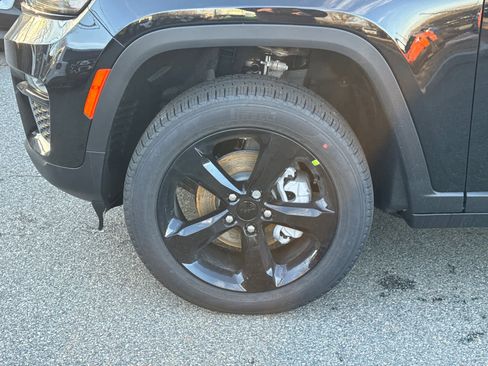 New 2025 Jeep Grand Cherokee Limited w/ Black Appearance Package image 10