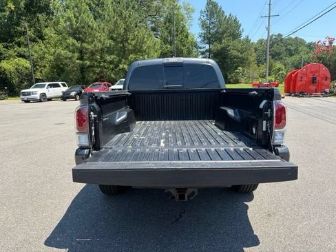 Used 2022 Toyota Tacoma TRD Sport w/ TRD Premium Sport Package AWD/4WD image 18