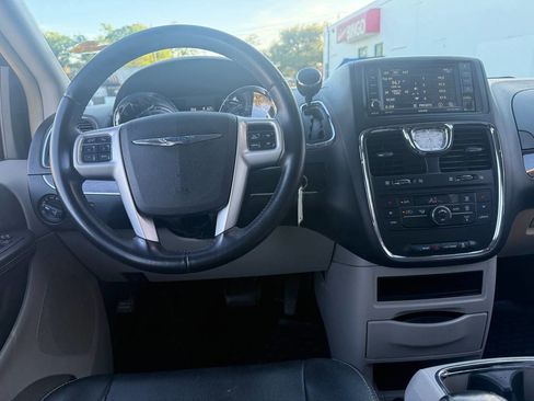 Used 2015 Chrysler Town & Country Touring image 16
