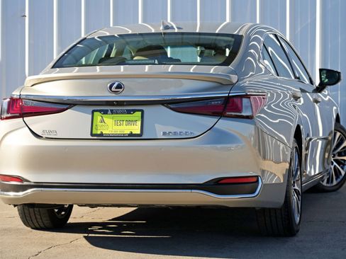 Used 2020 Lexus ES 300h w/ Premium Package image 4
