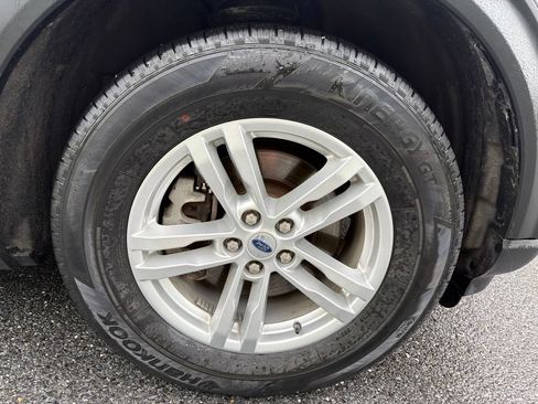 Used 2023 Ford Explorer XLT AWD/4WD image 13