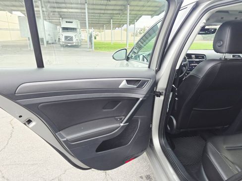 Used 2018 Volkswagen Golf SE image 35