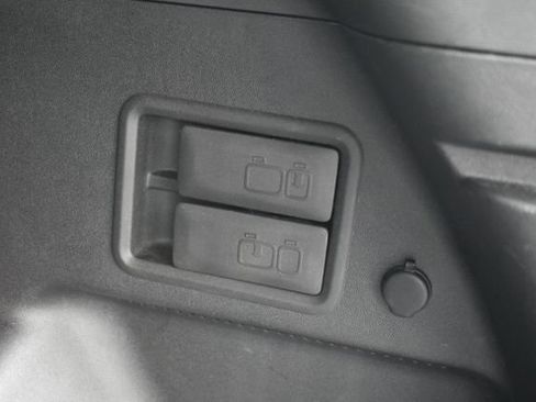 Used 2018 Chevrolet Equinox LT FWD image 39