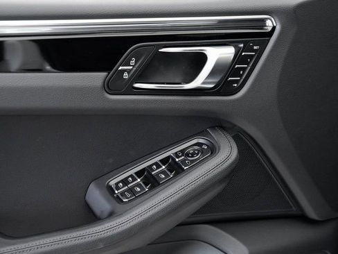 Certified 2025 Porsche Macan image 8