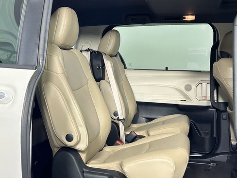 Used 2021 Toyota Sienna XLE image 13