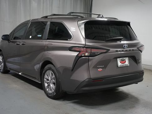 Used 2023 Toyota Sienna XLE FWD image 6