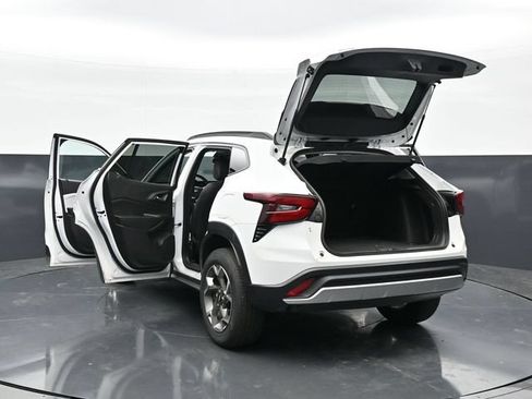 Used 2025 Chevrolet Trax LT w/ LT Convenience Package FWD image 45