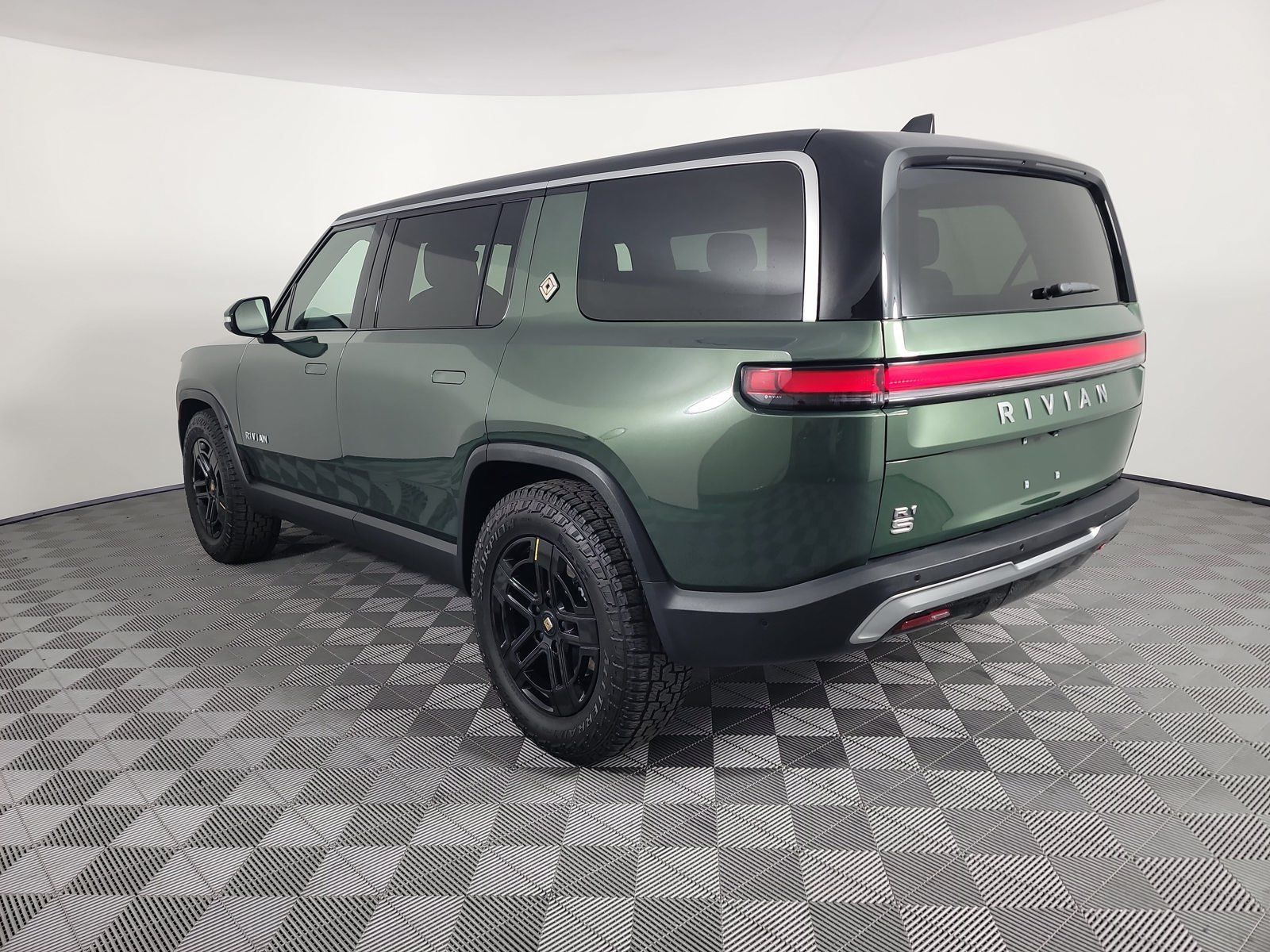 Used 2023 Rivian R1S Adventure Dual AWD/4WD image 3