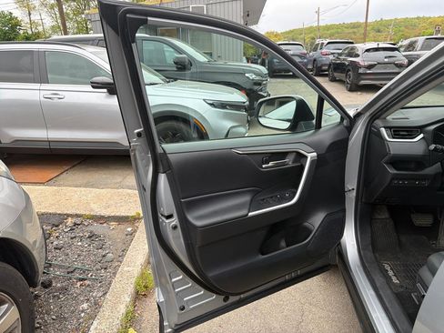Used 2019 Toyota RAV4 XLE w/ Convenience Package AWD/4WD image 17