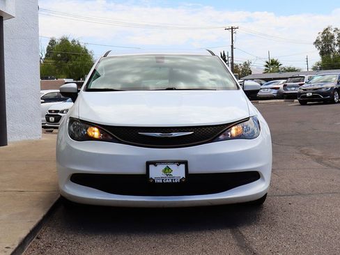 Used 2022 Chrysler Voyager LX FWD image 16