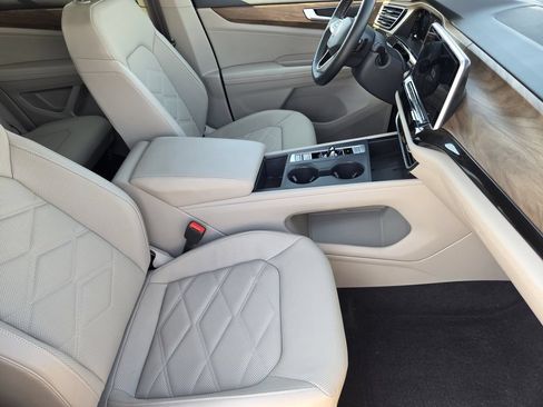 Used 2025 Volkswagen Atlas SE FWD image 12