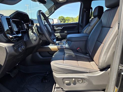 Used 2025 Chevrolet Silverado 1500 High Country AWD/4WD image 5