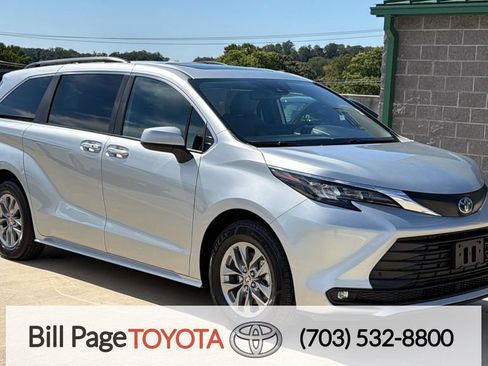 Used 2025 Toyota Sienna XLE FWD image 1