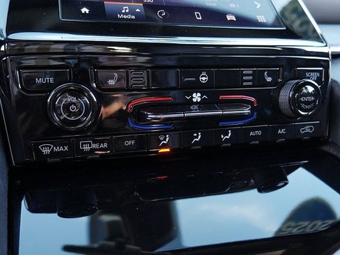 Used 2025 Jeep Grand Cherokee Altitude image 44