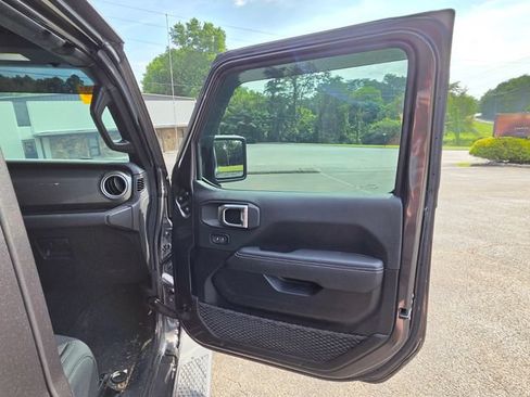 Used 2023 Jeep Gladiator Overland w/ Cold Weather Group AWD/4WD image 22