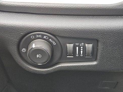 New 2026 Chrysler Pacifica Select image 16