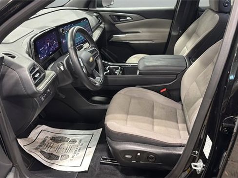 Used 2025 Chevrolet Traverse LT image 37