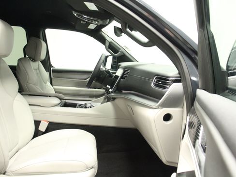 Used 2025 Jeep Wagoneer Series III image 16