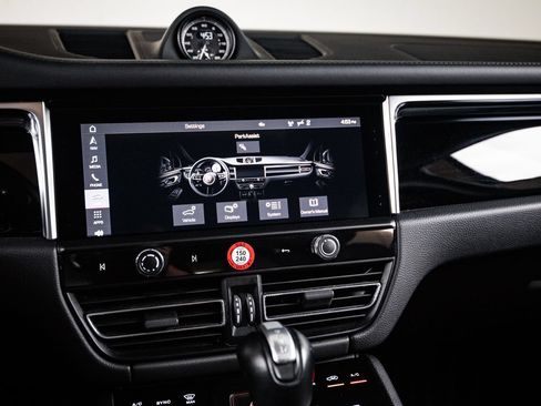 Certified 2024 Porsche Macan AWD/4WD image 18