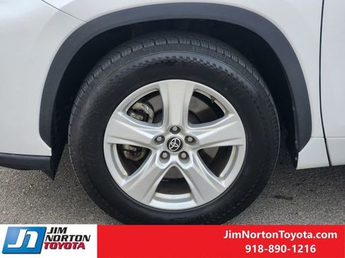 Used 2023 Toyota Highlander LE image 14