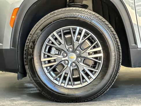 Used 2025 Chevrolet Traverse LT w/ Driver Confidence Package AWD/4WD image 26