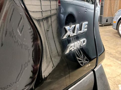 Used 2020 Toyota RAV4 XLE Premium image 11