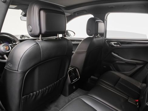 Used 2025 Porsche Macan image 39