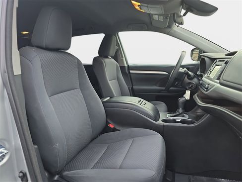 Used 2017 Toyota Highlander LE image 12