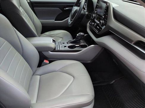 Used 2021 Toyota Highlander XLE AWD/4WD image 23