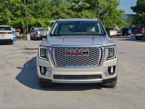 Used 2021 GMC Yukon Denali w/ Denali Premium Package AWD/4WD image 2