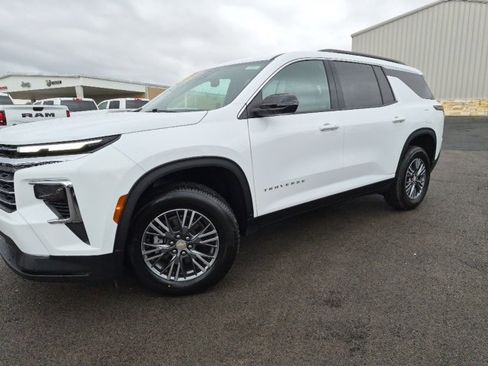 Used 2025 Chevrolet Traverse LT image 2