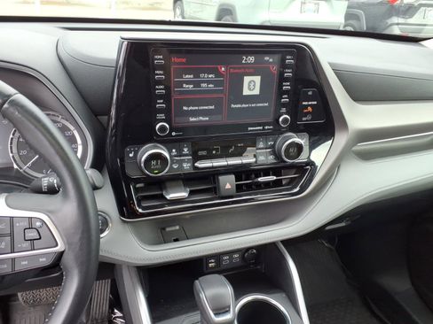 Used 2022 Toyota Highlander XLE image 9