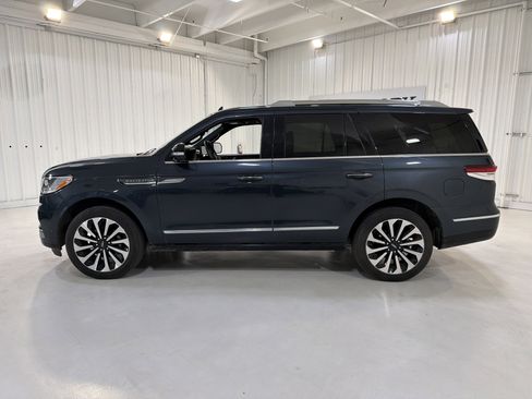 Used 2022 Lincoln Navigator Reserve image 2