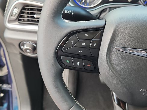 Used 2025 Chrysler Pacifica Limited FWD image 16