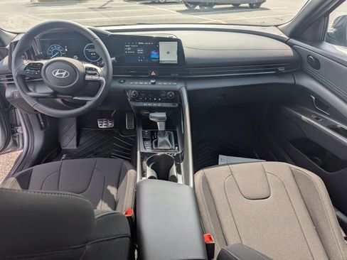 Certified 2025 Hyundai Elantra SEL image 18
