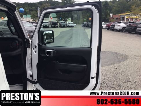 Used 2025 Jeep Wrangler Unlimited Rubicon AWD/4WD image 29